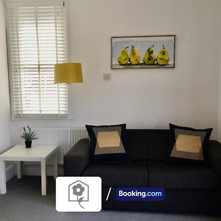 Netley Village Apartment By Your Stay Solutions Short Lets & Serviced Accommodation Netley Southampton With Free Wi-Fi Hamble-le-Rice Kültér fotó